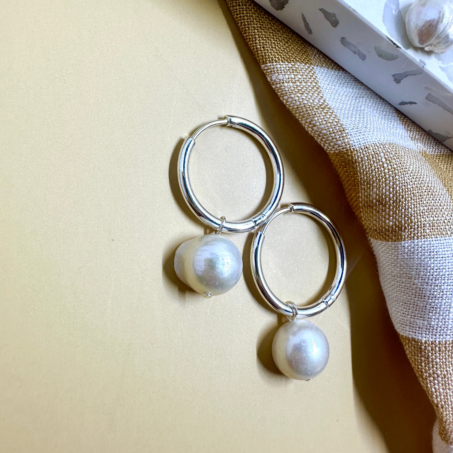 PEARL | SILVER | ROUND HOOPS