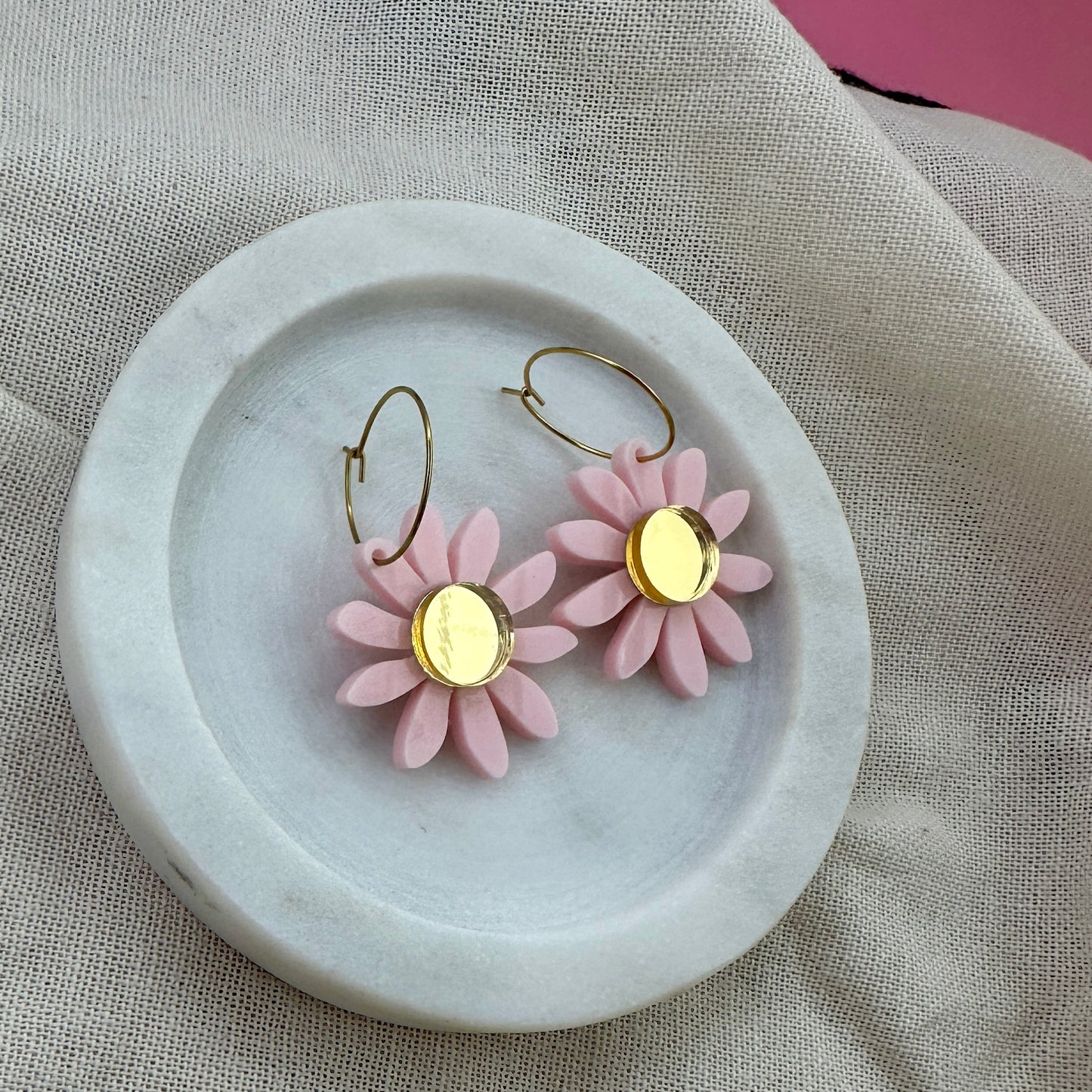 DAISY HOOPS | PINK