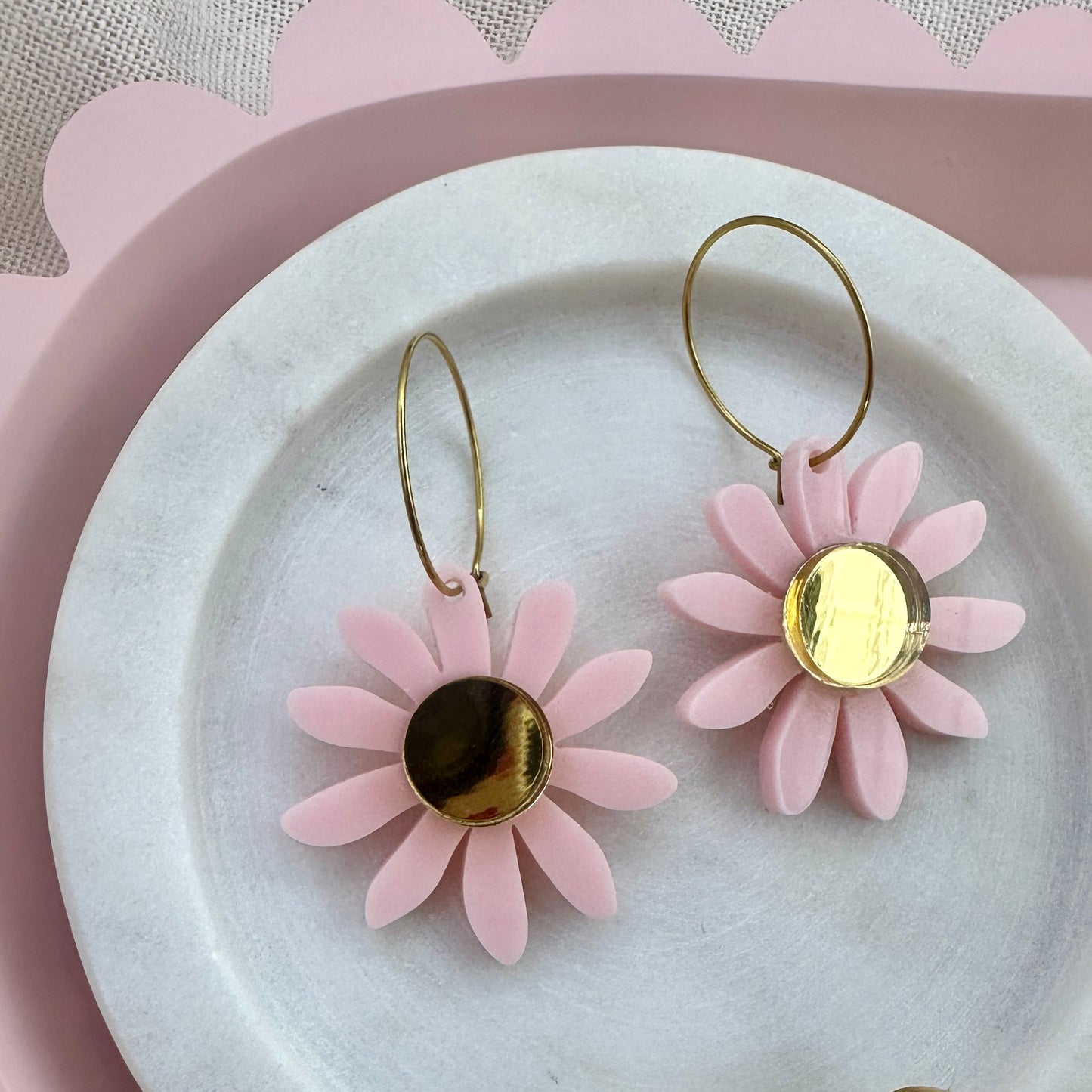 DAISY HOOPS | PINK